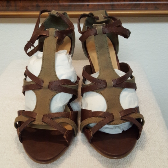 Shoe Dazzle Wedges - Picture 2 of 8